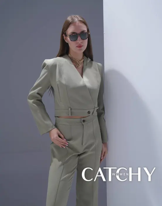 Classic Set - Cropped Blazer & High-Waisted Trousers image 5