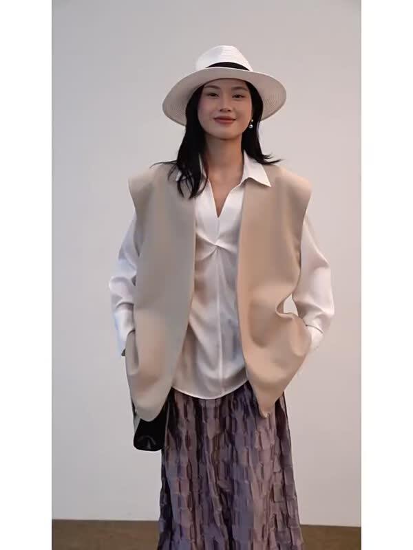 French-Style Vest – Loose Fit Layering Piece image 4