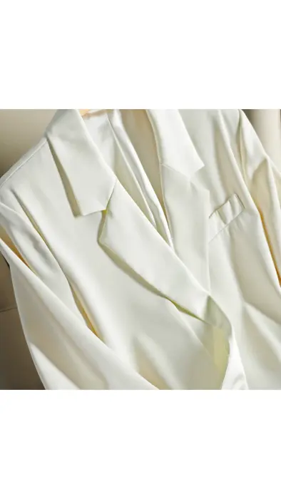 Blazer Combined with Contrast Satin Double Layer (Buttonless) image 4
